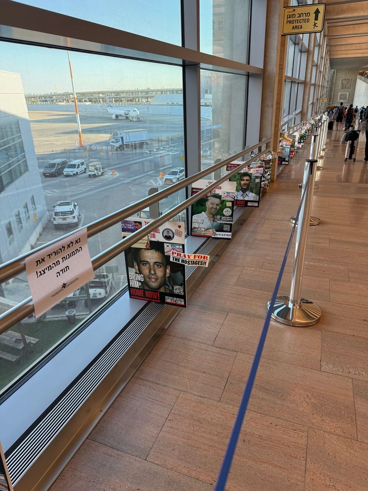 פוסטרים של חטופים (לשעבר) עם שלט ״נא לא להוריד את התמונות מהמיצג!
תודה״