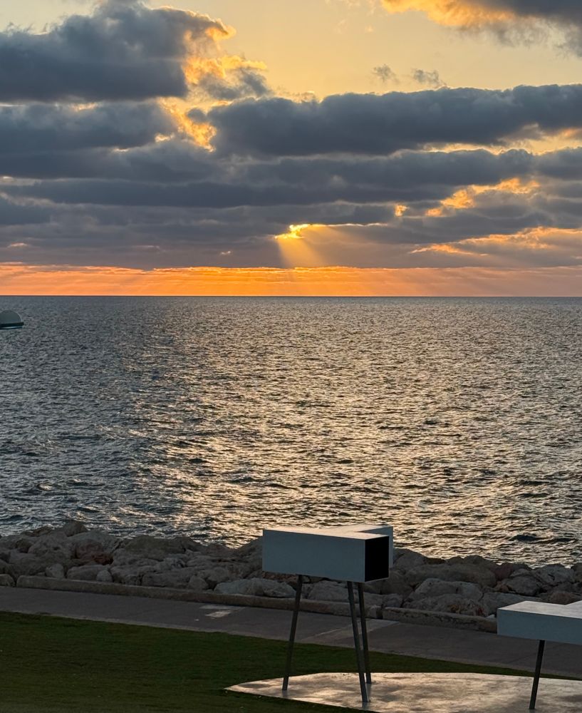 שמש בין העננים, מעל הים