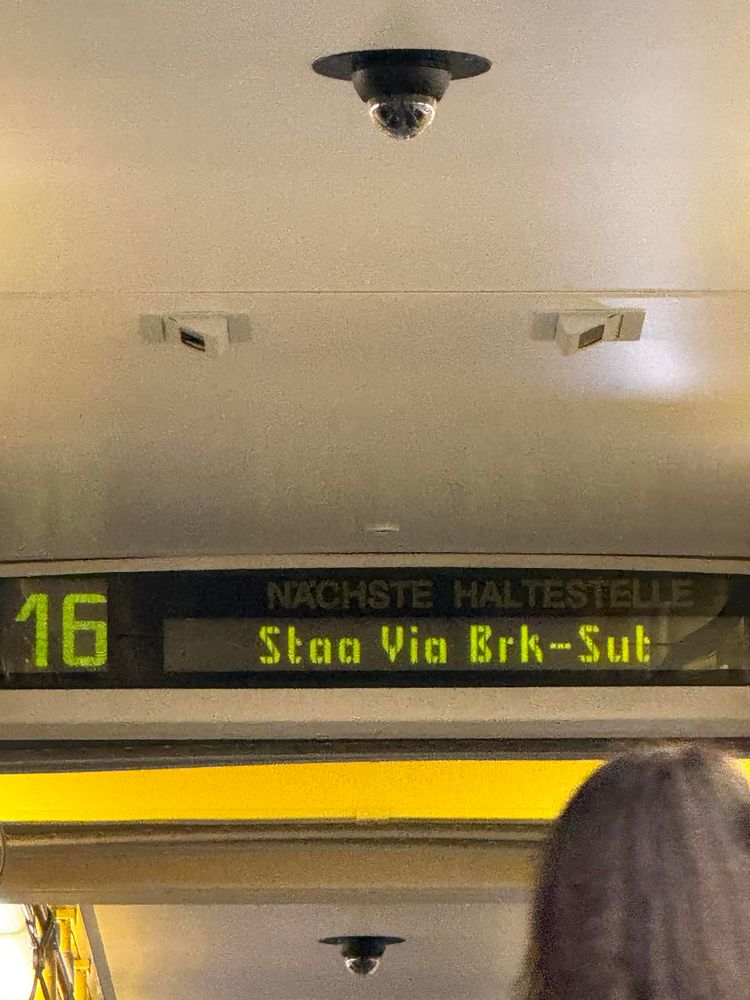 Innenanzeige in der Bahn:

16 – Staa Via Brk-Sut