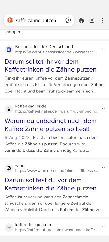 Screenshot Suchergebnisse „Kaffee Zähne putzen“, in der sich – WARUM AUCH IMMER – die SucHergbnisse abwechseln, dass mann sich die Zähne vor dem Kaffeetrinken putzen soll und dass man sie sich nach dem Kaffeetrinken putzen soll. 