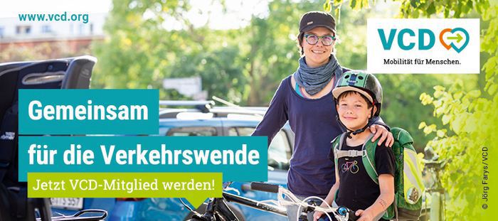 Lachende Frau mit Kind auf dem Fahrrad. Text: Gemeinsam für die Verkehrswende: Jetzt VCD-Mitglied werden!