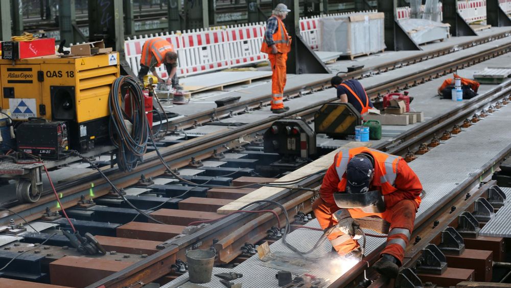 S-Bahnstrecke nach Düsseldorf gesperrt: Pendler ärgern sich über Ersatzbusverkehr