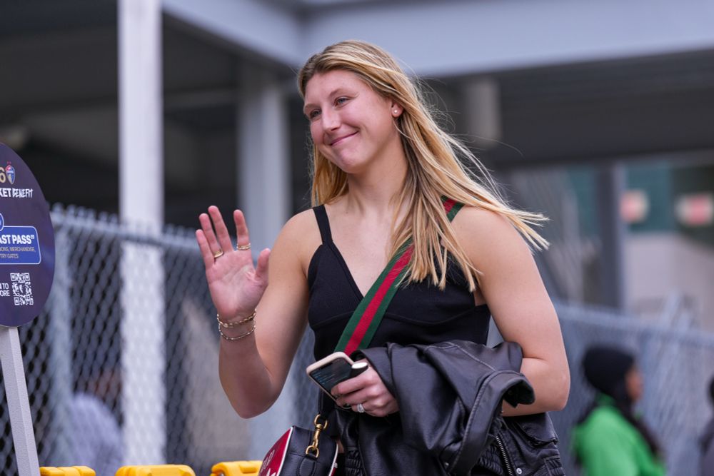 Casey Murphy arrives to NC Courage vs Gotham FC. 