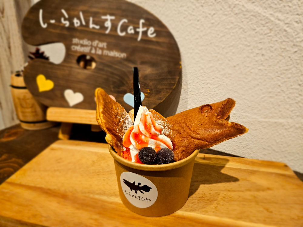 シーラカンスをもしたパンケーキが突き刺さっているミニパフェ