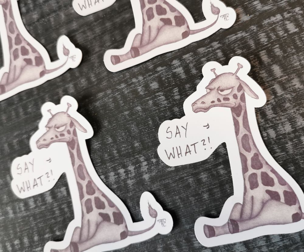 Mehrere der Sticker auf dunklem Hintergrund liegend.