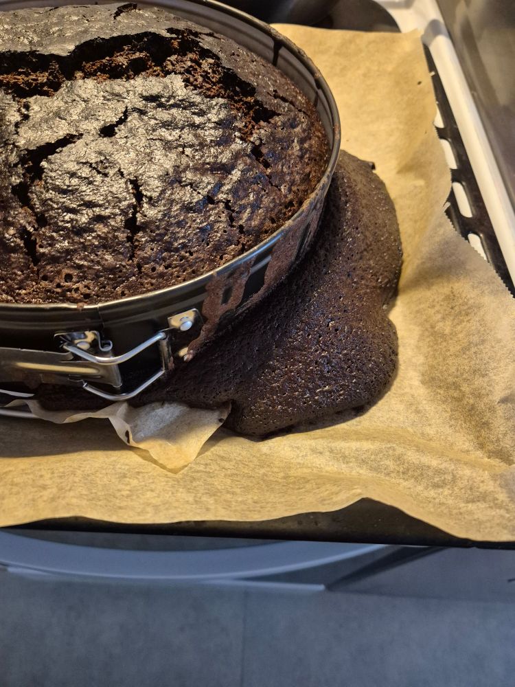 Epätasainen suklaakakku pellille vuotaneessa irtopohjavuoassa. 