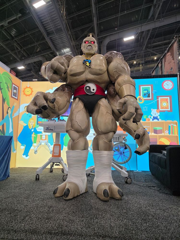 Goro cosplayer that towers above me