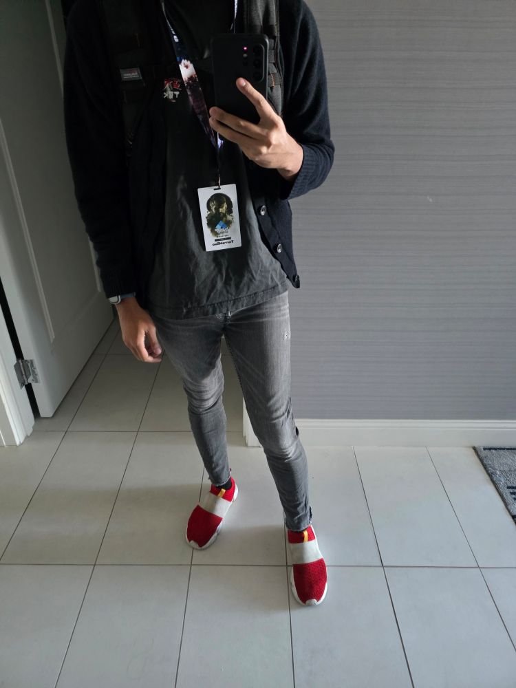 Black cardigan, gray tekken shirt, black skinny jeans and sonic running shoes 