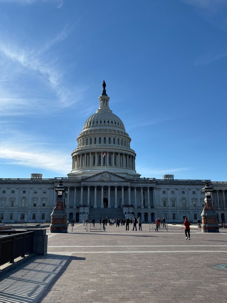 Beautiful blue sky to discover the US Capitol