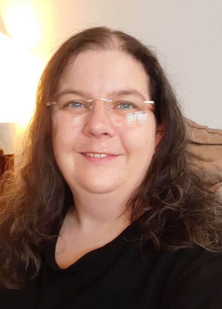 Hier trage ich meine Lesebrille. Auch ihre Gläser sind Rahmenlos, aber recht groß, damit ich weder drunter durch, noch oben drüber schielen kann oder muß. Die Bügel und der Steg sind breiter, die Farbe ist Silber mit braunen Bügeln.