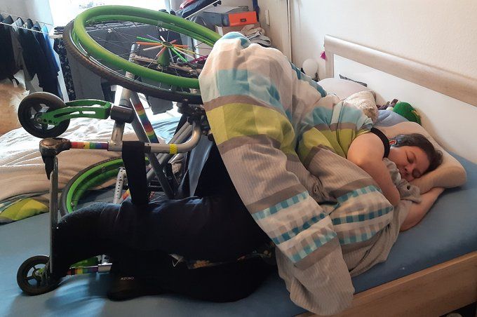 Ich liege mitsamt meinem Indoor-Rollstuhl Frosch im Bett, als wäre er an meinem Hintern fest geschraubt.