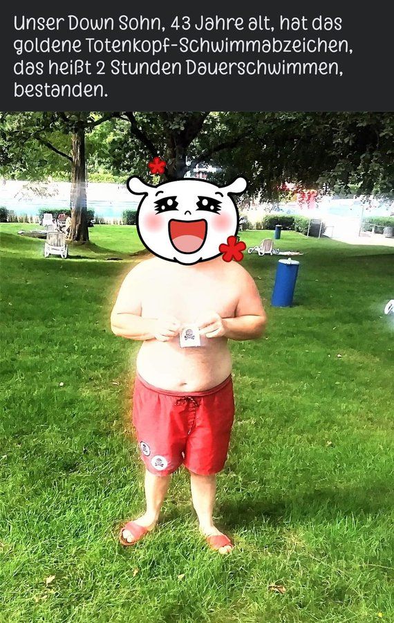 Facebook Fund. Eine männliche Person mit Trisomie 21 steht in Badeshorts lächelnd ein Abteichen in der Hand auf einer Wiese. Text zum Bild. Unser Down Sohn, 43 Jahre alt, hat das goldene Totenkopf-Schwimmabzeichen, das heißt 2 Stunden Dauerschwimmen, bestanden.