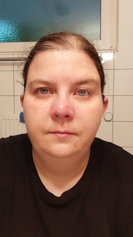 Mein total verheult aussehendes Gesicht.
Meine Haare sind zu einem Zopf gebunden, ich ziehe eine Augenbraue hoch.