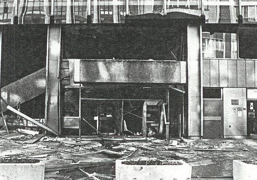 Foto, schwarz-weiß. Frontalansicht des zerstörten Eingangsbereichs.