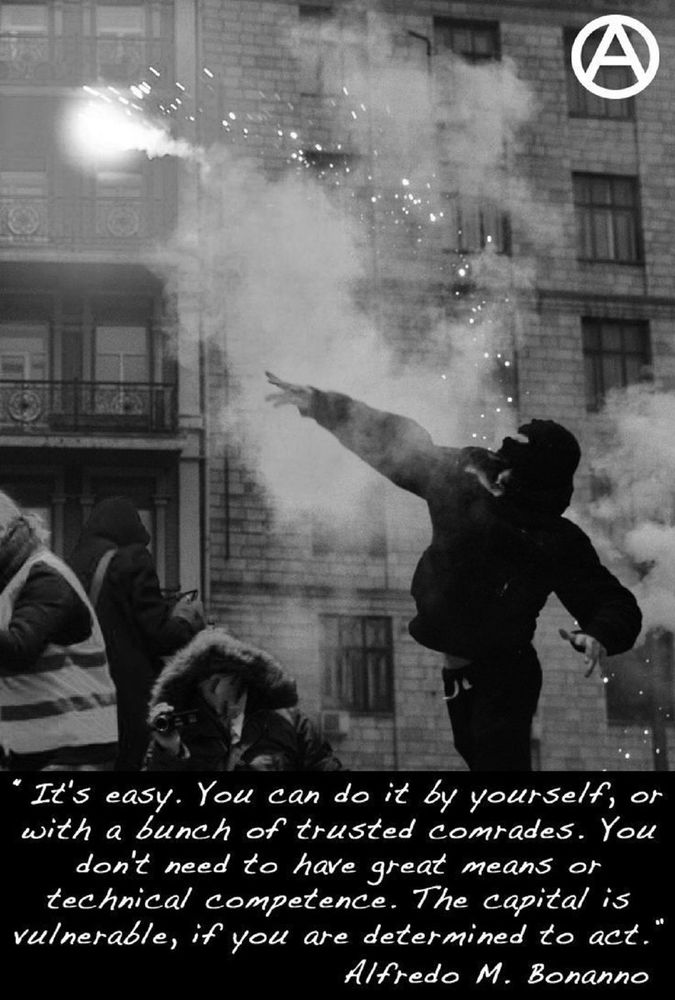 Poster, eine vermummte Person wirft einen brennenden Gegenstand, darunter ein Zitat von Bonnano.