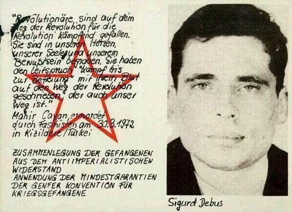 Grafik mit einem Foto von Debus, einem roten Stern und einem Zitat eines von Faschisten ermordeten türkischen Revolutionärs.