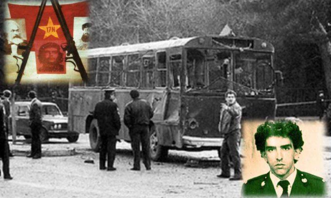 Collage, u.a. aus einer Fotografie des zerstörten Polizeibusses und dem Logo des 17. November, einem gelben Stern auf rotem Grund