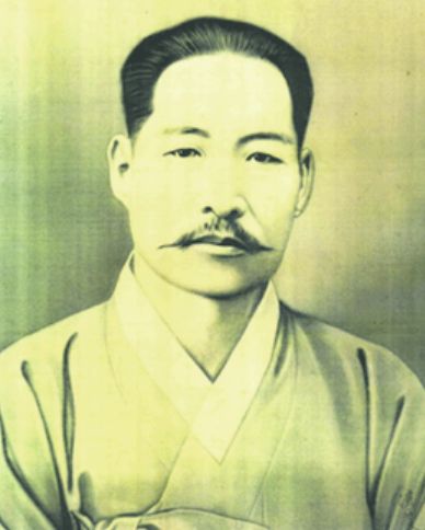 vergilbtes s/w-Portrait von Kim Chwa-chin. Er schaut in die Kamera, trägt eine dünnen Schnurrbart und ein traditionelles Hemd.