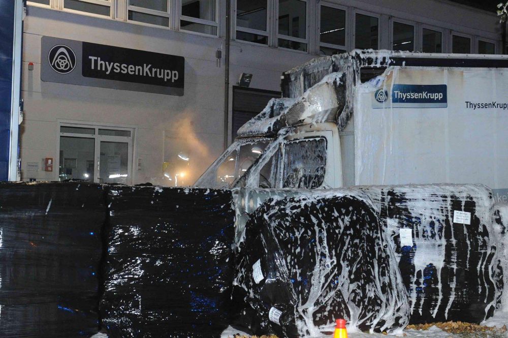 Foto eines mit Löschschaum überzogenen LKWs vorm Thyssen-Gelände.
