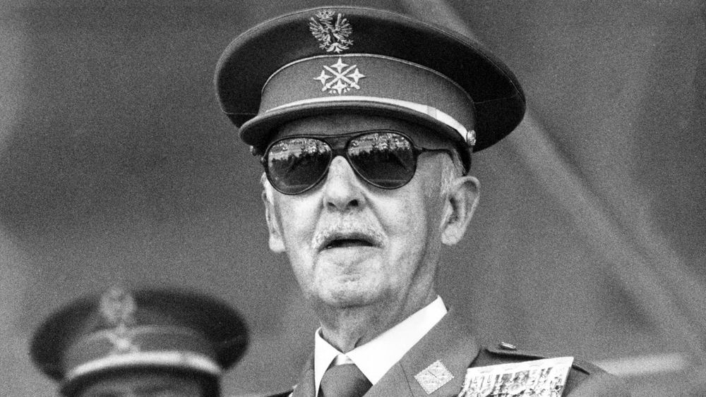 Bild des älteren Franco mit Uniform und Sonnenbrille.