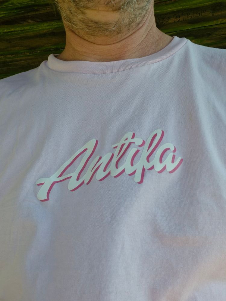 Shirt mit Antifa-Aufdruck. 