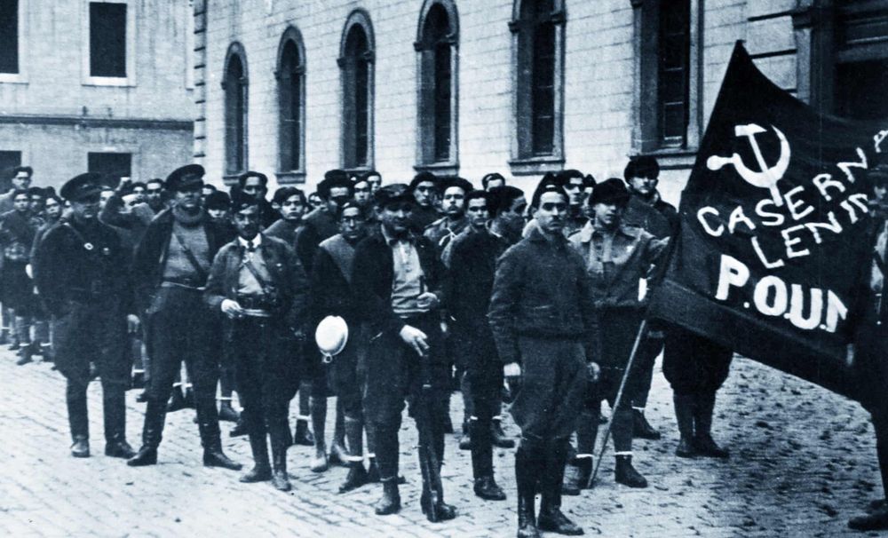 Schwarz-Weiß-Fotografie einer Gruppe der P.O.U.M., einer trotzkistischen Organisation im spanischen Bürgerkrieg, die dann von Faschisten und Stalinisten ausgelöscht wurde.