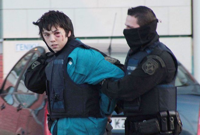 Nikos bei seiner Festnahme, er hat mehrere Wunden von Schlägen im Gesicht.