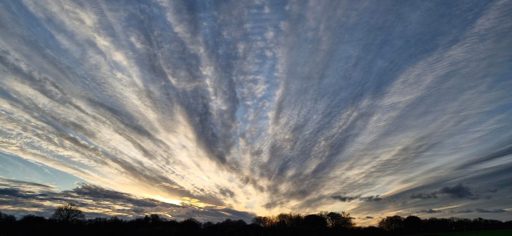 Sonnenuntergang samt wilder Wolkenformation.