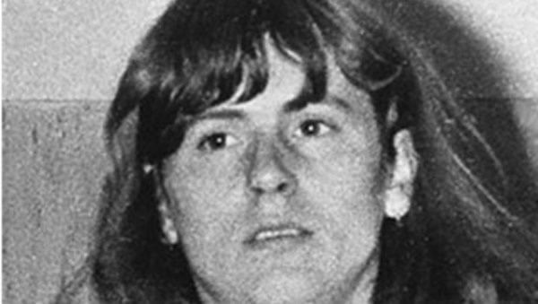 Schwarz-weiß-Foto von Aubron, vermutlich bei einer Festnahme geschossen.