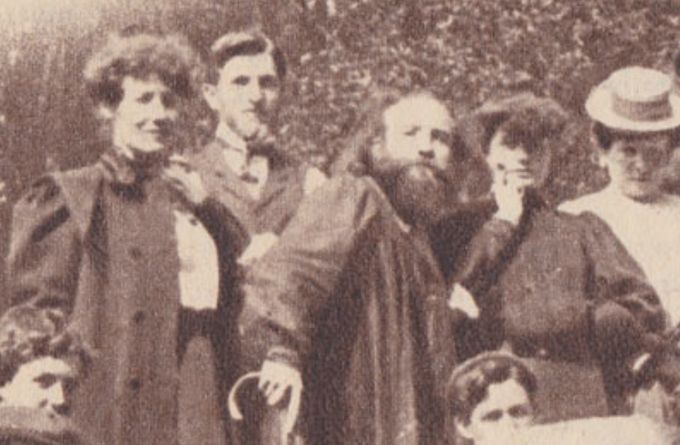 vergilbte Schwarz-Weiß-Fotografie, Ausschnitt eines Gruppenbilds, daruf zu sehen u.a. die Mahé-Schwestern und Albert Libertad