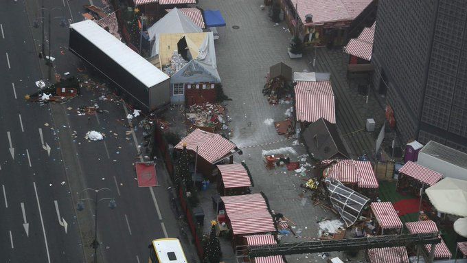 Luftaufnahme des zerstörten Weihnachtsmarkts.