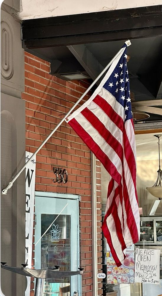 The U.S. Flag outside a store to commemorate our United States Soldiers who sacrificed ALL 🙏🏼 for us~. ♾️ 💙