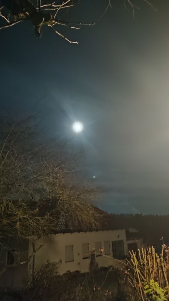 Mond im Nebelschleier 