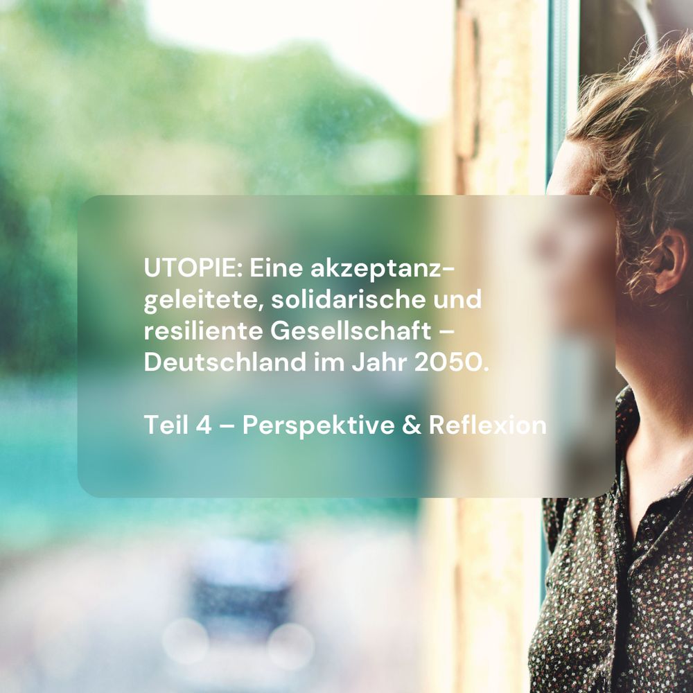 Teil 4 – Globale Perspektive & Reflexion Ein Blick auf die Welt im Jahr 2050. Nachrichtenbilder zeigen Küstenstädte, deren Straßen unter Wasser stehen, Menschen waten durch überflutete Viertel. Der Meeresspiegel ist um 50 cm gestiegen, Millionen sind auf der Flucht. Satellitenaufnahmen markieren unbewohnbare Regionen: Dürren in Südeuropa, überflutete Inselstaaten, verlassene Wüstenstädte. In Leas Wohnung: eine App zeigt Warnungen – „Heute keine sportlichen Aktivitäten im Freien. Risiko von Hitzeschlägen zu hoch.“ Menschen halten sich an feste Zeitfenster, wann sie draußen sein dürfen. Drohnen liefern Lebensmittel, doch manche Tage bleiben Regale leer. Szenen zeigen Menschen, die Gemüse rationieren. Alte Debatten sind verschwunden – niemand streitet mehr über Vegetarismus oder Energieformen. Die Katastrophe hat Entscheidungen erzwungen. Wenige, meist ältere Menschen, murmeln noch Sätze wie „Hitzewellen gab’s schon immer“, doch sie wirken wie Stimmen aus einer vergangenen Zeit. Lea blickt auf ihren Sohn: Für ihn ist dies die normale Welt. Sie denkt an verpasste Chancen, an das Motto „Change by Design oder Change by Disaster“ – die Menschheit wählte das Zweite. Und doch blieb die völlige Dystopie aus: Gemeinschaft, Solidarität und Resilienz sind entstanden. Hoffnung, dass eine neue Utopie wachsen kann.