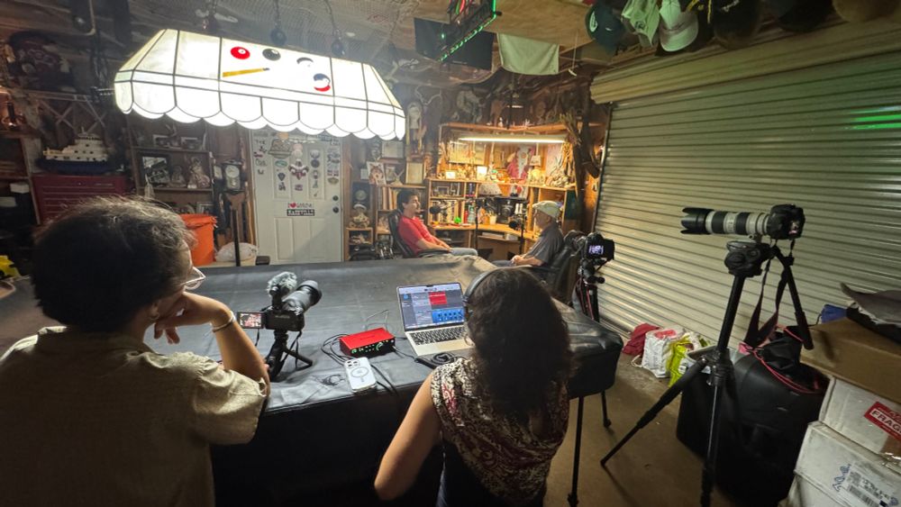 Journalist Barry Yeoman interviewing Chief Devon Parfait of the Grand Caillou/Dulac Band of Biloxi-Chitimacha-Choctaw. Photo by John Noltner.