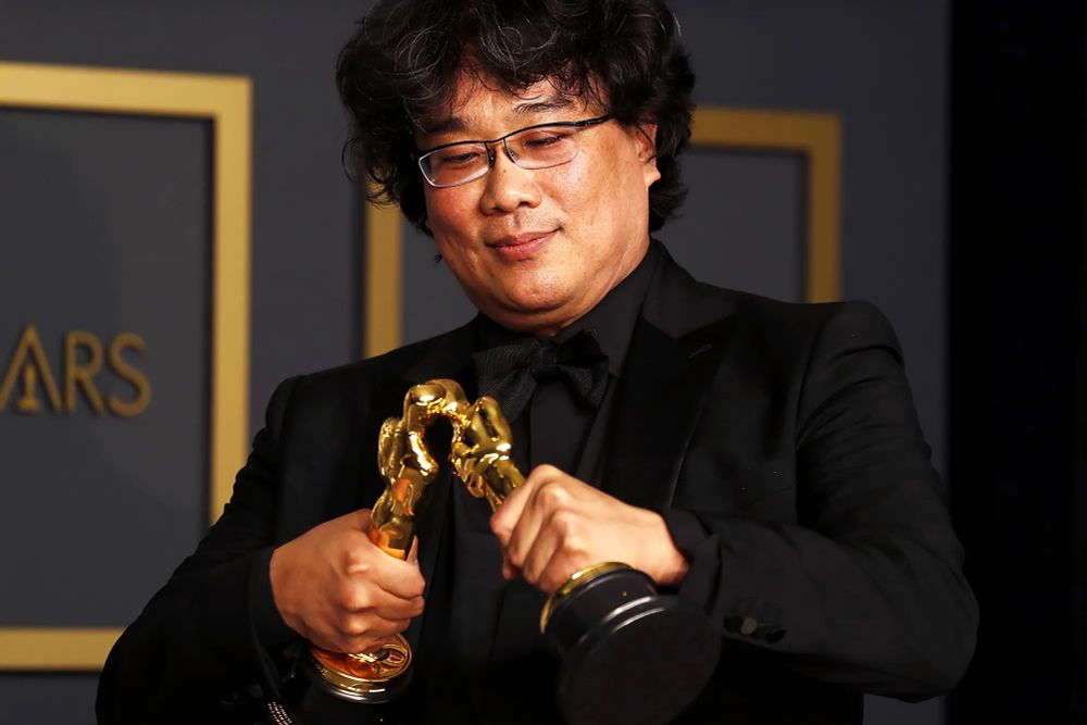 Bong Joon Ho making his Oscars kiss