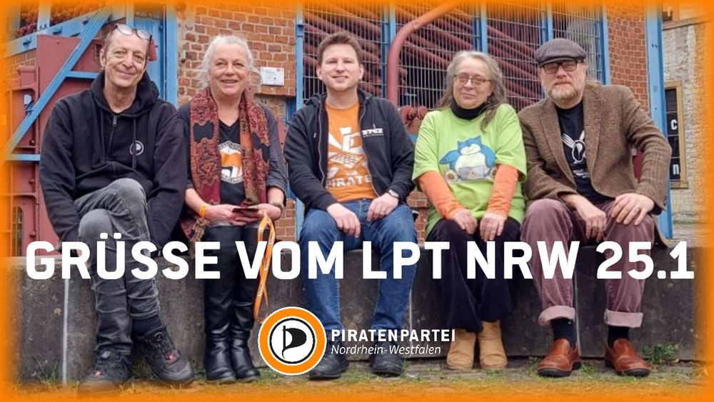 Gruppenfoto des 17. Vorstandes der Piraten NRW. Zu sehen sind zwei Frauen und drei Männer auf einer Bank.