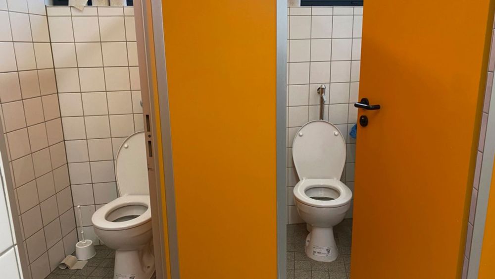 Wegen Vandalismus: Schule in Krefeld sperrt während Unterrichtszeit Toiletten ab