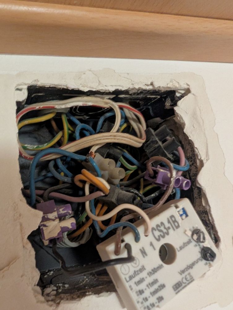 Ein Verbrechen von einer Verdrahtung in einer kabeldose 