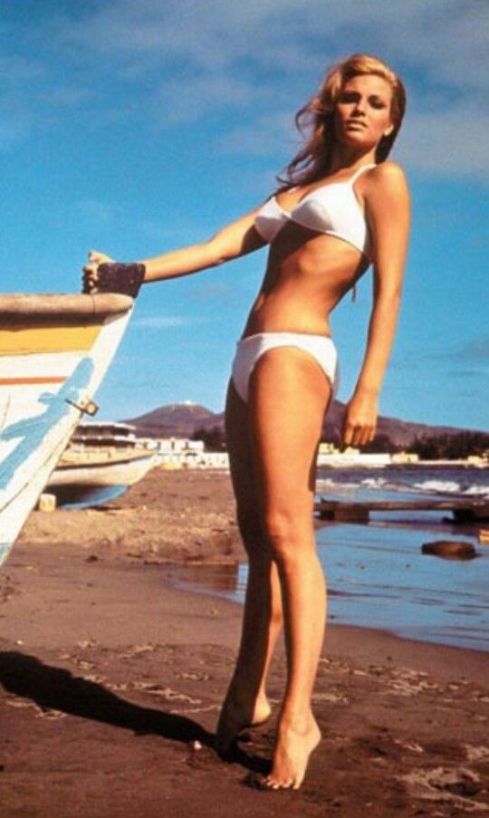 La actriz Raquel Welch en la playa de Las Alcaravaneras de Las Palmas de G.C. en un descanso del rodaje de 'Hace un millón de años'