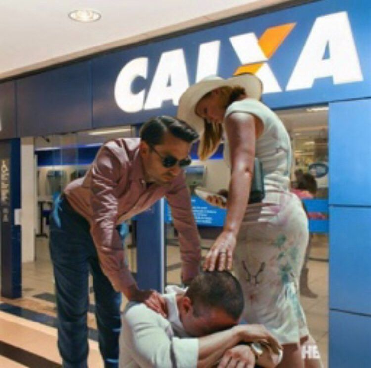 shiv e roman roy consolam kendall roy (os primeiros em pé, o último sentado com a cabeça encostada nos braços) na frente de uma agência da caixa econômica federal