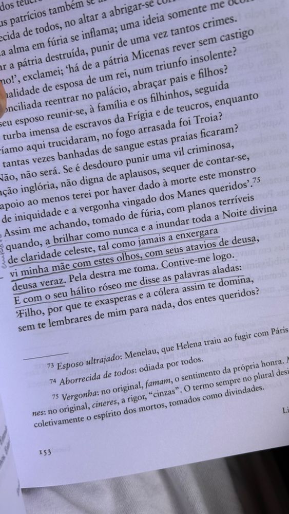 Trecho sublinhado da Eneida com os versos
“a brilhar como nunca e a inundar toda a Noite divina de claridade celeste, tal como jamais a enxergara, vi minha mãe com estes olhos, com seus atavios de deusa, deusa veraz.”