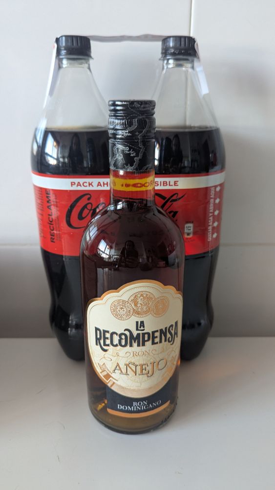 Una botella de ron y dos de Coca-Cola.