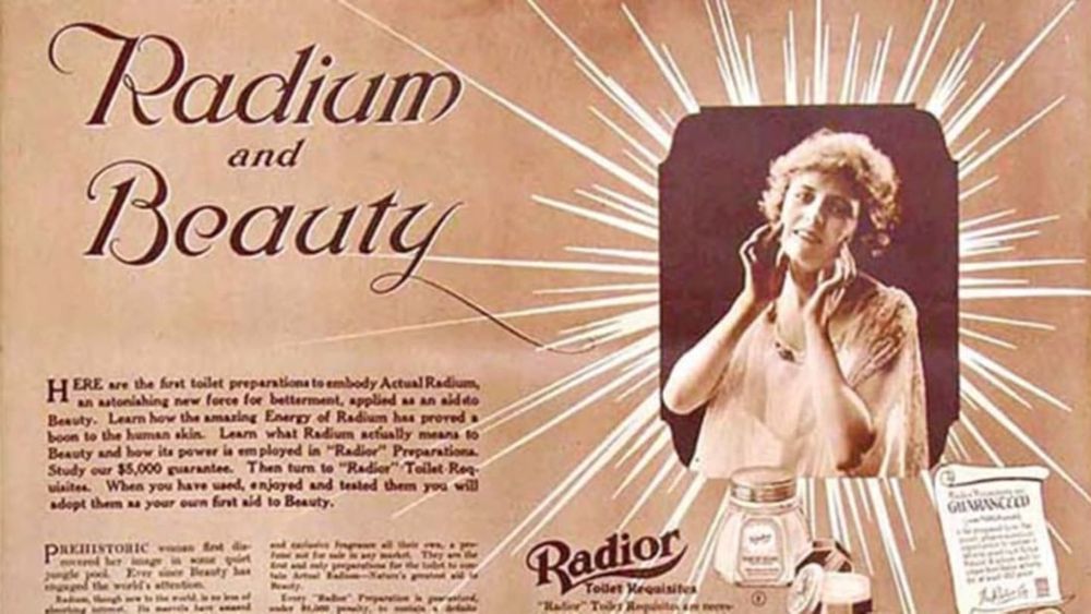 Werbeplakat einer alten so genannten Schönheitscreme, die Radium enthielt. Auf dem Plakat ist eine Frau zu sehen, von der Strahlen ausgehen.