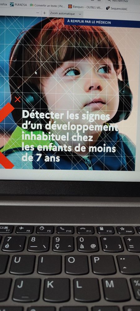 Affiche avec un petit garçon avec un casque antibruit sur les oreilles, il ne nous regarde pas. Titre : détecter les signes d'un développement inhabituel chez les enfants de moins de 7 ans