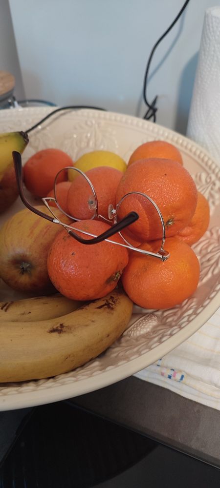 Lunettes oubliées dans panier de fruits
