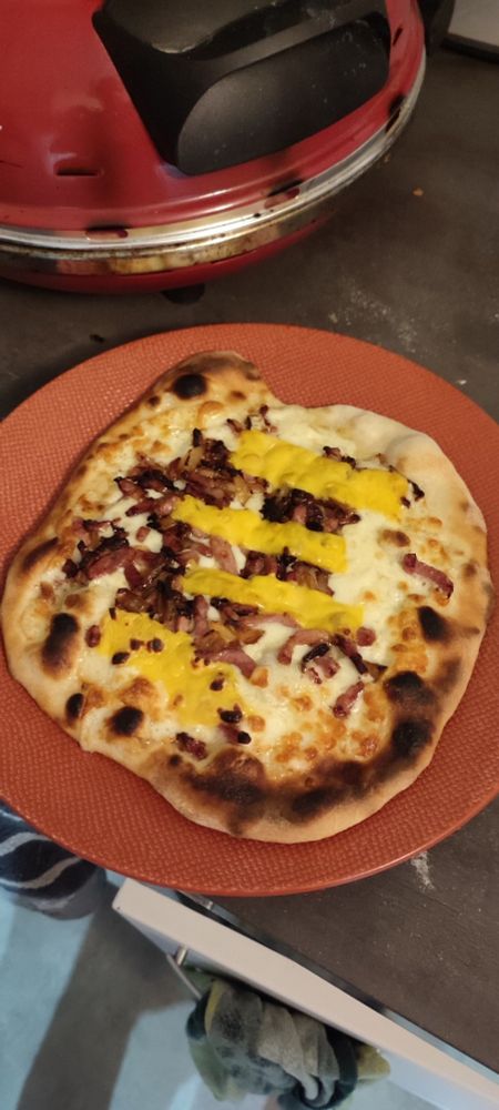 Ma pizza base crème fraîche, lardons, oignons et fromage hamburger