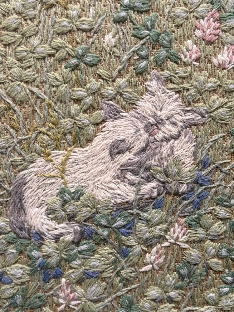 尾上雅野さんの刺繍作品「クローバー畑の白いネコ達」の体を舐め合う子猫二匹