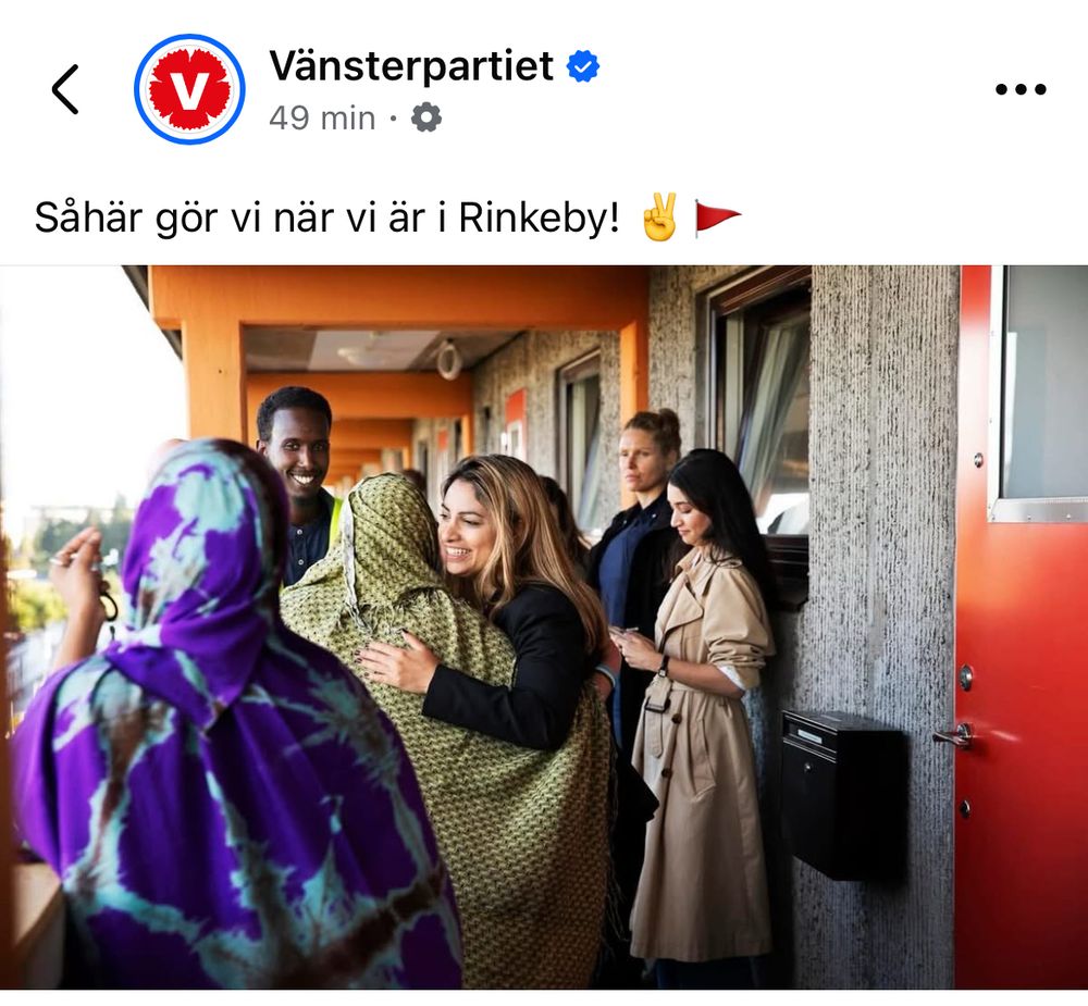 Vänsterpartiet: ”Så här gör vi när vi är i Rinkeby”. Bild på Nooshi Dadgostar som kramar boende.