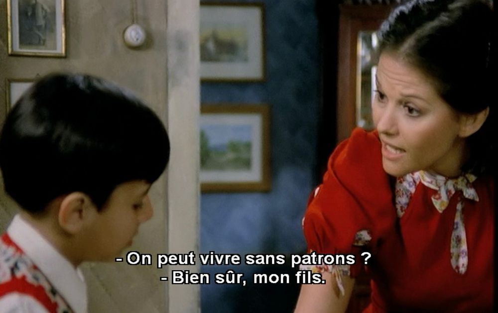 Image extraite du film "Liberté, mon amour !" de Mauro Bolognini : on voit un enfant demander "On peut vivre sans patrons ?", sa mère (jouée par Claudia Cardinale) répond "Bien sûr, mon fils"